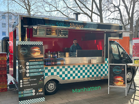 Schwarzer Mainburger Foodtruck mit Theke im Schachbrettmuster