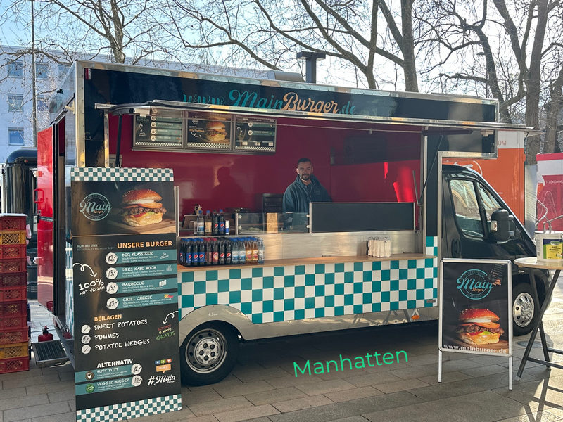 Schwarzer Mainburger Foodtruck mit Theke im Schachbrettmuster