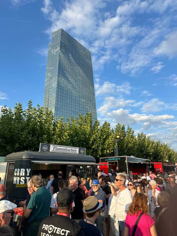 Foodtrucks vor dem EZB-Turm in Frankfurt mit vielen Gästen