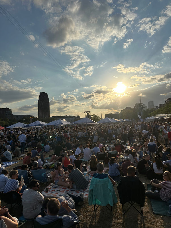 Großes Open-Air-Event in Frankfurt bei Sonnenuntergang