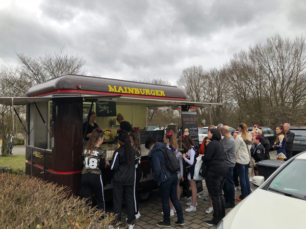 Schlange vor dem Mainburger Foodtruck im Freien