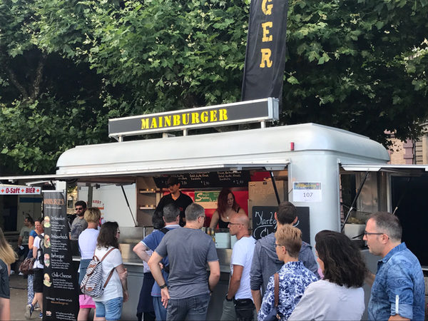 Mainburger Foodtruck mit wartenden Kunden im Freien