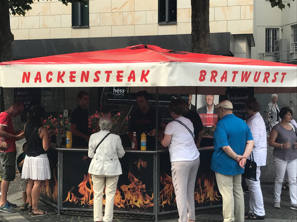 Imbissstand mit Aufschrift Nackensteak und Bratwurst
