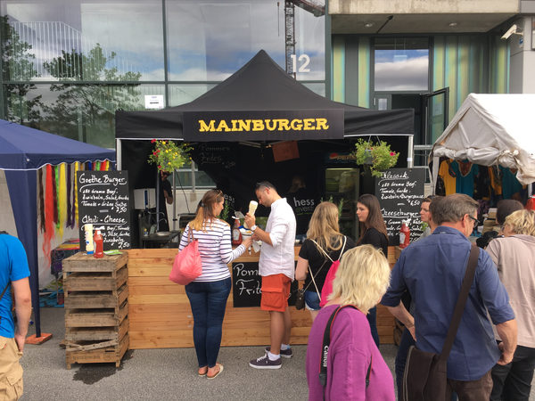 Mainburger Food-Stand mit Kunden und Menütafeln