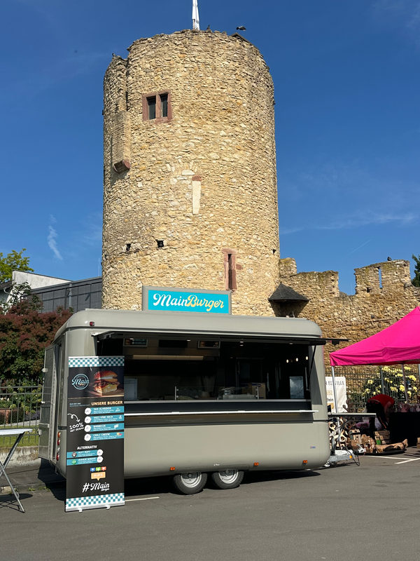 Burger Foodtruck mieten vor historischer Burgmauer