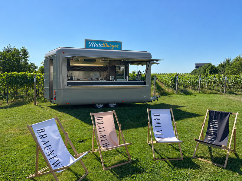 Burger Foodtruck mieten: Silvies Burger Anhänger im Weinberg